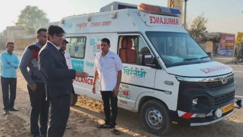 सीएमएचओ डॉ गुर्जर ने किया 104 व 108 का निरीक्षण