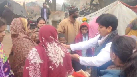 झुगियो में रहने वाले जरूरतमंद लोगों को बांटे कंबल और गर्म कपड़े