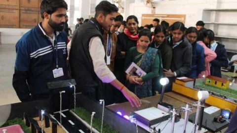 एस.एम.टी.आई कौशल दक्षता प्रदर्शिनी का अवलोकन