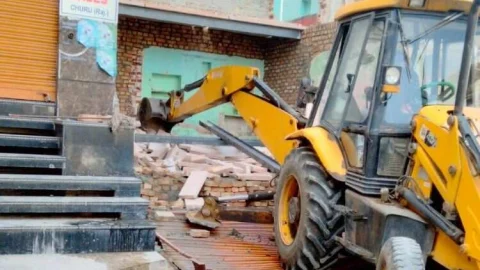 बिना स्वीकृति के किए जा रहे अवैध निर्माण पर चला चूरू नगरपरिषद् का पीला पंजा, झुंझुनू को इंतजार