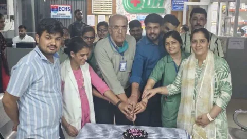 ढूकिया हॉस्पीटल झुन्झुनू में केक काटकर नर्सेज दिवस मनाया