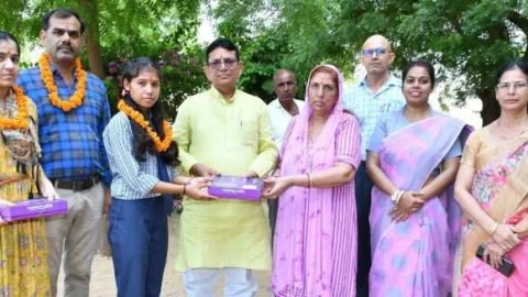 न्यू राजस्थान कॉलेज की टॉपर्स का सम्मान