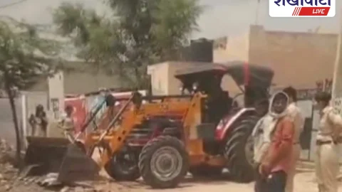 लोहा गांव में प्रशासन ने अतिक्रमण हटाया, पुलिस बल तैनात