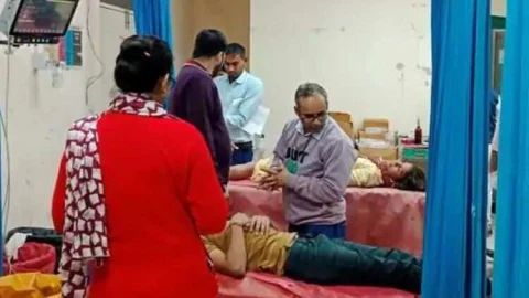 रास्ते को लेकर एक पक्ष ने दूसरे पक्ष पर लाठी और कुल्हाड़ी से किया हमला