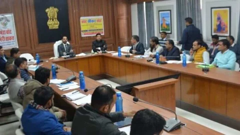 जल जीवन मिशन के कार्यों में गुणवता,मापदण्डों का रखें विशेष ध्यान – कलेक्टर कमर चौधरी