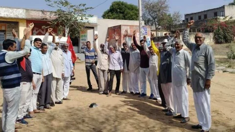 खेतड़ी चारावास सहित प्रखंड के कई ग्रामों में नई राष्ट्रीय कृषि बाजार की जलाई प्रतियां