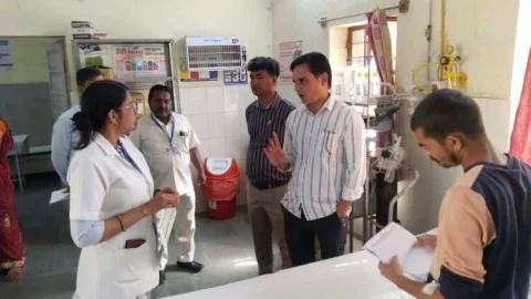 बीसीएमओ डॉ. मुकेश भूपेश ने किया अस्पताल का औचक निरीक्षण, लेट आने पर माँगा जवाब