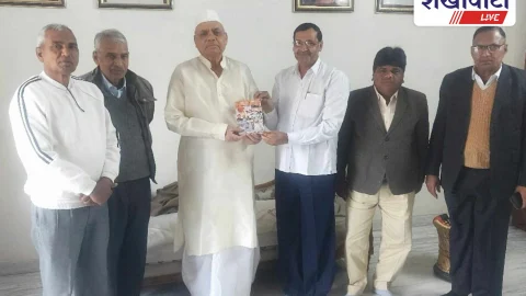 लेखक धर्मपाल गांधी ने पूर्व मंत्री परसराम मोरदिया से की मुलाकात