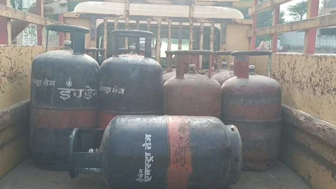 रसद विभाग की टीम ने सिलेंडरों को किया जब्त