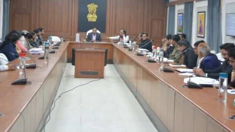 जिला कलेक्टर ने अतिक्रमण पर कार्रवाई करने को कहा