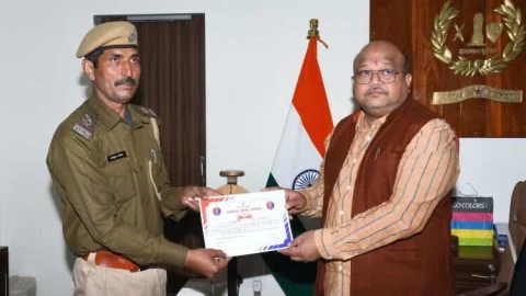 चारे से भरी ट्रैक्टर ट्रॉली में लगी आग पर काबू पाने वाले पुलिसकर्मियों को किया सम्मानित