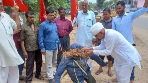 भाकपा माले ने प्रधानमंत्री व रमेश विधुङी का फूंका पुतला