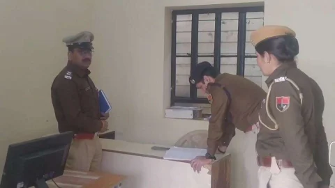 जिला पुलिस अधीक्षक ने किया थाने का निरिक्षण,शिकायत पर हैंड कांस्टेबल सस्पेंड