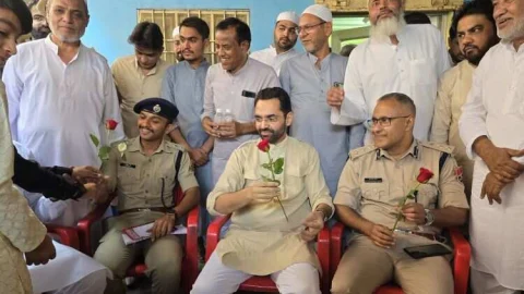 नमाजियों को मतदान दिवस का निमंत्रण पत्र और गुलाब का फूल भेंट कर शत- प्रतिशत मतदान की शपथ दिलाई