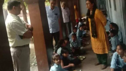 जिला कलेक्टर ने शिक्षक बनकर बच्चों का शैक्षिक स्तर परखा