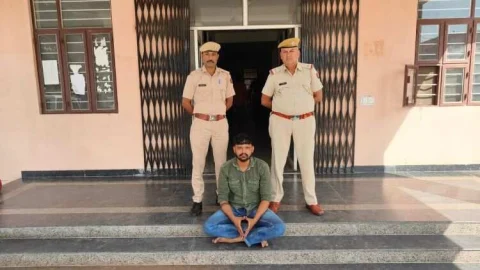 शराब ठेके मे घुसकर सैल्समैन के साथ मारपीट कर रूपये छीनने व शराब ठेका मे आगजनी करने का आरोपी गिरफ्तार