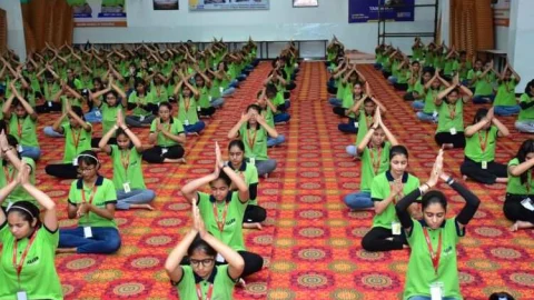 एलन सीकर के संस्कार होल में गूंजा ‘‘करो योग रहो निरोग’’