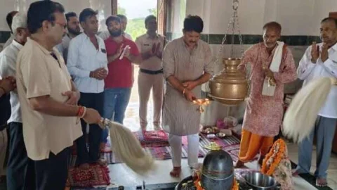 पूर्व मंत्री डॉ राजकुमार शर्मा ने रूद्राभिषेक कर की खुशहाली की कामना