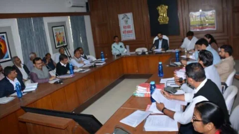 जिला कलेक्टर कमर चौधरी ने आवश्यक सेवाओं के संबंध में अधिकारियों को दिये दिशा-निर्देश