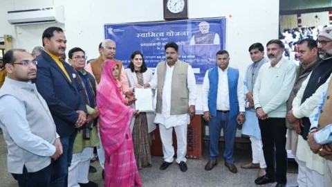 झुंझुनूं जिले के लाभार्थियों को राज्य मंत्री विजय सिंह ने स्वामित्व कार्ड वितरित किए