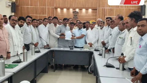 हर तरफ विरोध और आपत्ति तो सवाल खड़ा होता है, ये पुर्नसीमांकन चाह कौन रहा है : कांग्रेस ने झुंझुनू में सौपा ज्ञापन