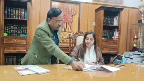 जिला कलक्टर पुष्पा सत्यानी ने किया कार्यग्रहण