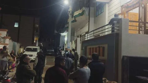 शिक्षक के घर को निशाना बनाते हुए बदमाशों ने तोड़फोड़ के साथ की लूट