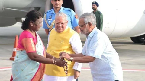 राष्ट्रपति द्रौपदी मुर्मू पहुंचीं जयपुर…..