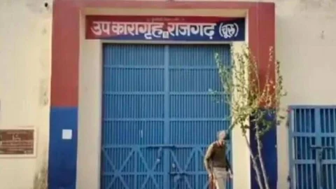 जेल के बाहर से बदमाशों ने फेंके पत्थर बोलेरो में सवार होकर पहुंचे युवक