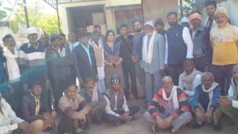 ईंट भट्टा श्रमिकों की मजदूरी बढ़ाने को लेकर श्रम विभाग के अधिकारी को सौंपा मांग पत्र