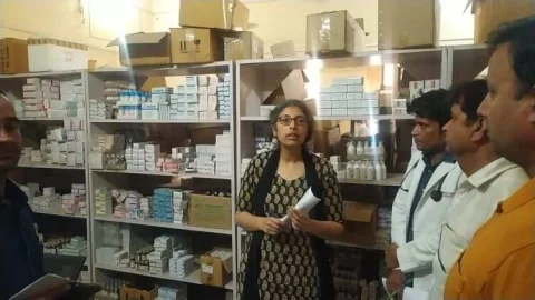 जिला कलेक्टर ने औचक निरीक्षण के दौरान चिकित्सा व्यवस्थाओं में सुधार के दिए निर्देश