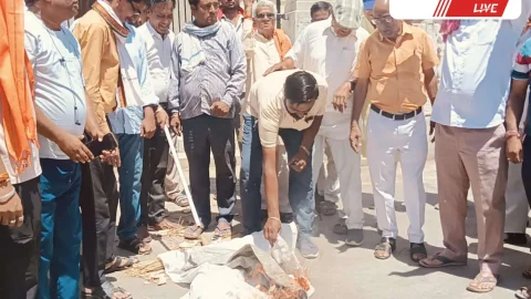 पहलगाम में हुए कल्ले आम के खिलाफ किया विरोध प्रदर्शन