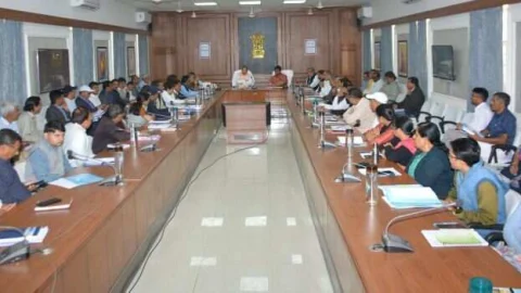 प्रभारी मंत्री संजय शर्मा ने जिला स्तरीय अधिकारियों की ली बैठक