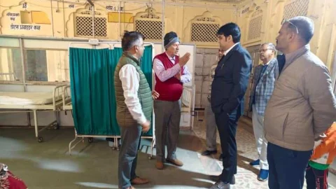 सीएमएचओ डॉ गुर्जर के निरीक्षण में 5 कार्मिक अनुपस्थित, कर्मचारीयों को थमाए नोटिस