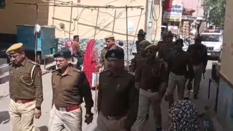 बंदोरी में बज रहे डीजे को लेकर दो समुदायों में तनाव, पुलिस ने किया फ्लैग मार्च