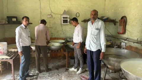 साहवा में मावा,घी, दूध के कुल 6 नमूने लिए