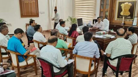 निर्धारित अवधि से अधिक समय तक विद्युत कटौती न करें – कलक्टर