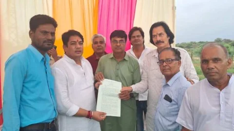 नगरपालिका में हो रहे भ्रष्टाचार के खिलाफ प्रभारी मंत्री को सौंपा ज्ञापन