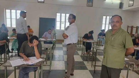 समान पात्रता परीक्षा ग्रेजुएट लेवल : जिला कलेक्टर शर्मा ने किया परीक्षा केंद्रों का निरीक्षण