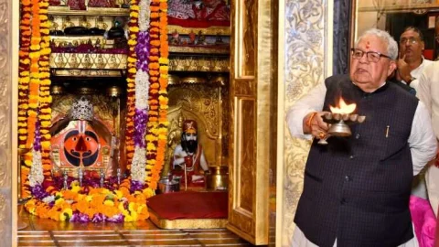 राज्यपाल कलराज मिश्र ने सालासर बालाजी मंदिर में दर्शन कर की पूजा अर्चना