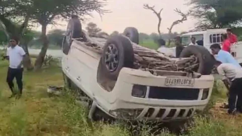 टायर फटने से पलटी तेज रफ्तार कार दोनों लोग सुरक्षित