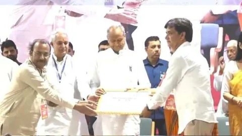 अंगदान महाभियान में सराहनीय कार्य के लिए सीएम गहलोत ने किया सीएमएचओ डॉ डाँगी का सम्मान