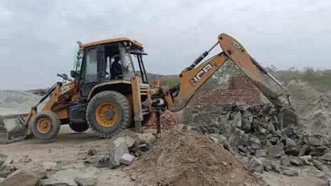 कांसावती नदी पर हो रहे अतिक्रमण पर चला प्रशासन का बुलडोजर