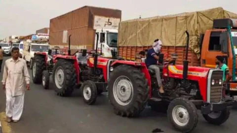 जयपुरिया पटा गांव में ग्रामीणों ने हाईवे को किया जाम