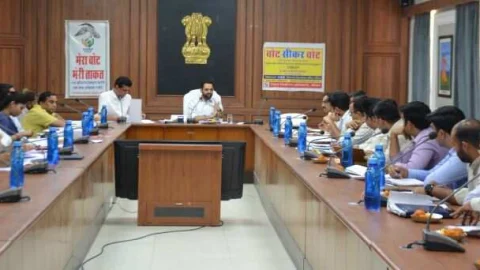 जिला कलेक्टर ने ली राजस्व अधिकारियों की बैठक: अतिक्रमण पर कार्रवाई करने को कहा