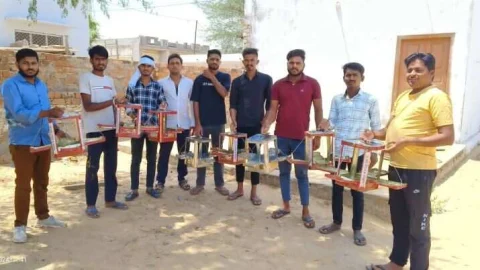 देशी जुगाड़ से पक्षियों के लिए दाना पानी की व्यवस्था का किया इंतजाम