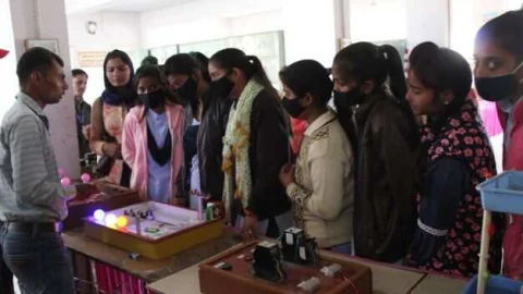 कौशल दक्षता प्रदर्शनी मे रहा इलेक्ट्रीकल मॉडलो का आकर्षण