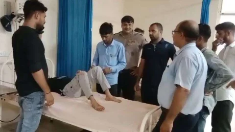 ट्रक व कार की आमने सामने की हुई भीड़ंत