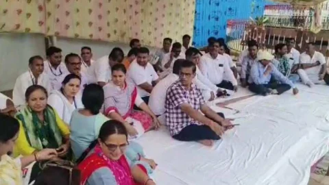 11 सूत्री मांगों को लेकर नर्सिंग कर्मियों का ध्यानाकर्षण धरना प्रदर्शन