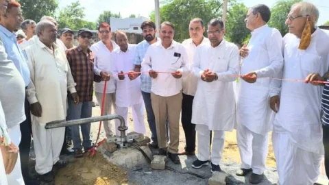 पिलानी विधायक पितराम सिंह काला ने किया नलकूप का उद्घाटन